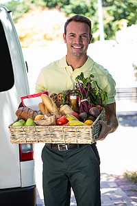 送菜的快乐男人邮递员杂货店送货命令微笑零售杂货服务男性蔬菜背景