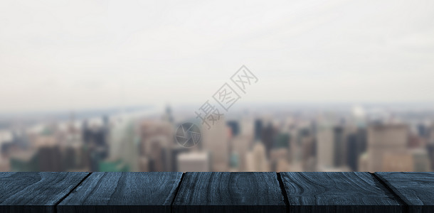 木制办公桌复合图像摩天大楼桌子城市建筑背景图片