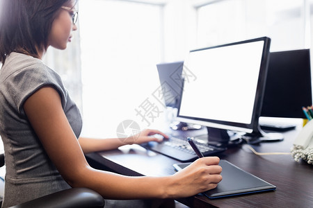 从事手提笔记本电脑工作的临时商业妇女领导职业技术女性桌子平板混血职场软垫工具背景图片