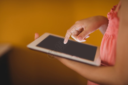 女孩使用数字平板电脑背景药片手指滚动女性触摸屏黄色手势背景图片