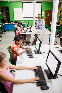 高科技电脑教学教师向学生传授高科技的教学课程女性屏幕小学知识电脑显示器童年老师女士电脑老鼠背景