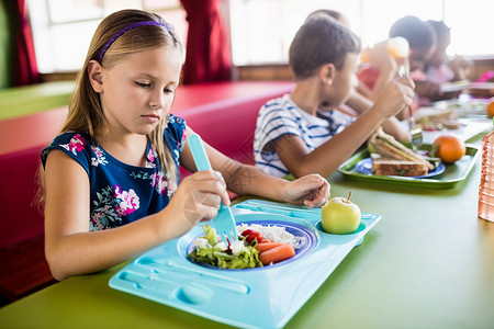 水果知识儿童在食堂吃饭小学同学们男生学习知识早教小学生水果课堂幼儿园背景
