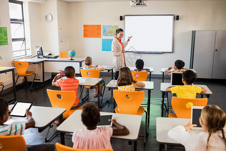 再见了同学们老师给学生上课了小学生女孩专注教学职业幼儿园女性早教瞳孔黑板背景