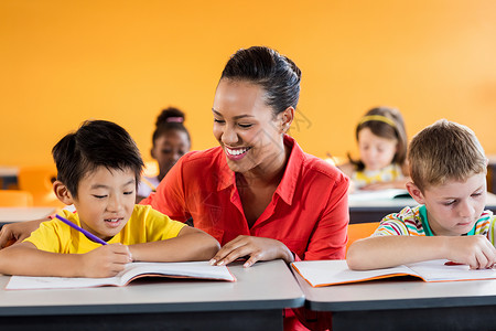 再见了同学们老师给学生上课了幼儿园女士同学们教学职业学习混血知识女孩男生背景