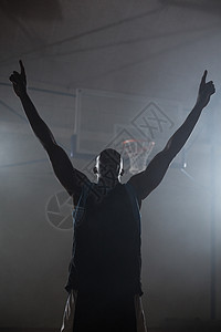 看着一个手在空中的篮球运动员近视竞技身体训练大学男人运动黑色深色手指游戏背景图片