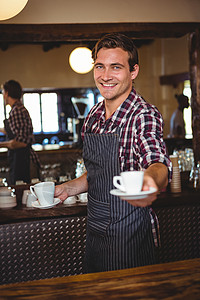 服务员交咖啡酒吧杯子男性工作咖啡店食品男人餐厅服务器行业背景图片