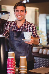服务员交咖啡服务器围裙微笑杯子咖啡师服务食品餐厅咖啡机饮料背景图片