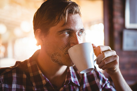 男人喝一杯咖啡商业零售男性饮料酒吧服务咖啡馆餐厅食品椅子背景图片