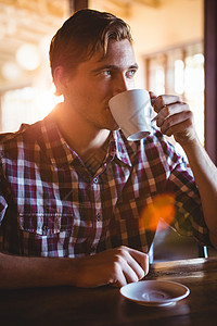男人喝一杯咖啡思维酒吧食品椅子服务器服务餐厅行业男性咖啡店背景图片