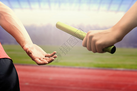运动员将警棍传递给伴侣的复合图像指挥棒双手行动比赛体操能力接力女士跑步运动背景图片