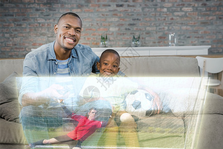 可爱父亲和儿子的复合形象 在电视上体育比赛场前被装扮成背景图片
