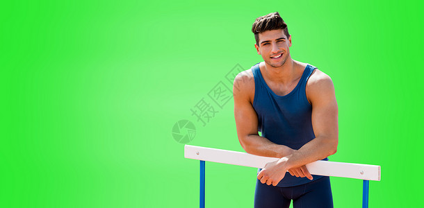 运动运动员的肖像在微笑和设置障碍竞技男人跨栏体育场男性背景图片