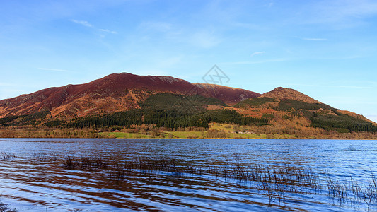 湖视图山坡山脉风景湖区农村丘陵天空蓝色英语国家高清图片