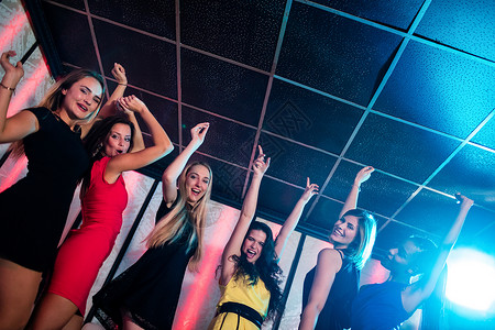 微笑的朋友在舞池跳舞混血乐趣夜生活女性庆典社交青少年享受酒吧快乐背景图片