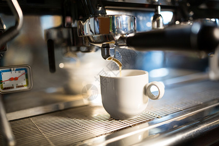 咖啡机冲泡一杯咖啡酒吧行业咖啡店咖啡杯服务器商业零售饮料酒店食品背景图片
