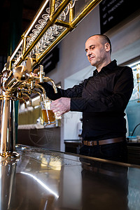 用啤酒敬食品饮料行业职员高清图片