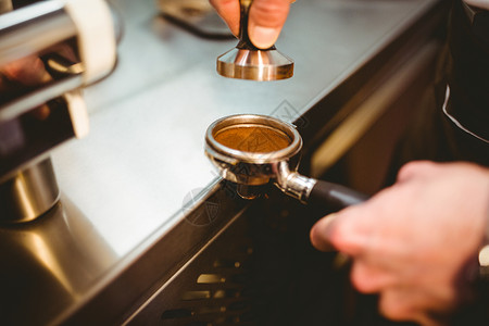 准备咖啡的服务员商业服务职员咖啡店饮料行业工作服务器酒吧咖啡机背景图片