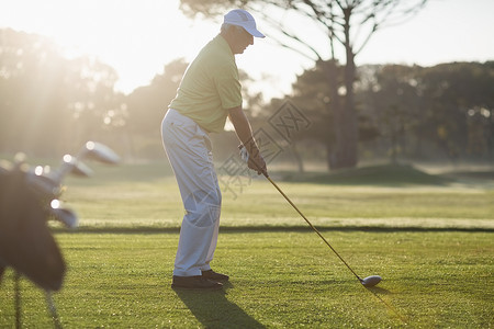 成年男子打高尔夫球的全长侧观高清图片