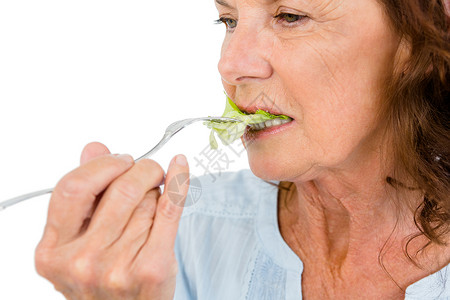 特写食蔬菜沙拉的成年妇女高清图片