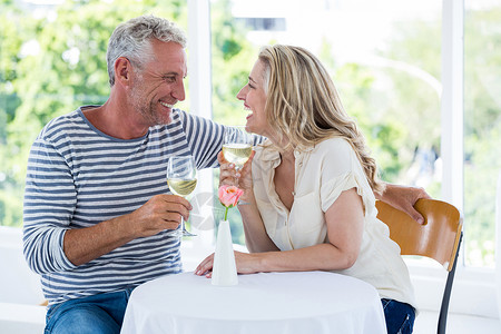 笑笑成熟的夫妇在喝酒时讨论高清图片