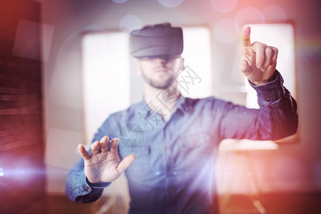 戴虚拟眼镜的男人专注办公室公司休闲虚拟现实手势服装商业职业技术背景图片