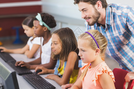 老师协助女学生学习计算机服装知识分子教育休闲互联网闲暇网络课堂键盘孩子背景