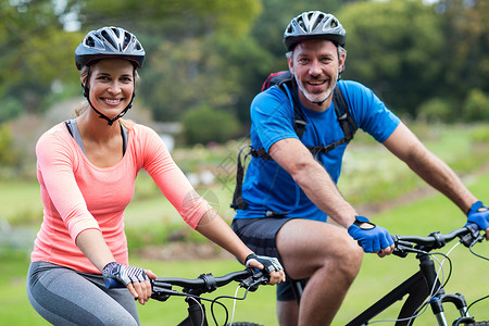 在路上骑自行车的双车闲暇快乐骑术活动勘探福利男性假期运动员冒险背景图片