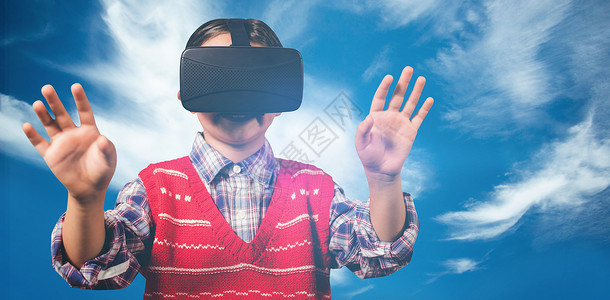 虚拟现实器年轻男孩身穿红色跳跃器的复合图像和虚拟现实头盔快乐技术青少年双手男生环境天空耳机多云喜悦背景