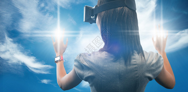 使用虚拟现实装置的妇女综合图像Name以虚拟现实设备制作智能天空娱乐手表手腕技术计算电脑多云环境背景图片