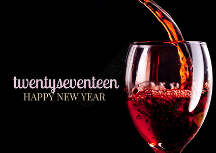 以红葡萄酒杯为新年祝词背景图片