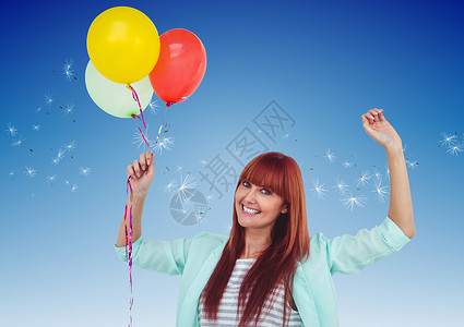 三色气球图形微笑的女人拿着气球背景