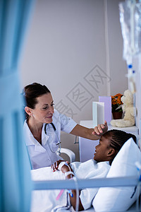 在病房检查病人发热的女医生互动温度咨询疾病病床微笑快乐保健医学临床背景图片