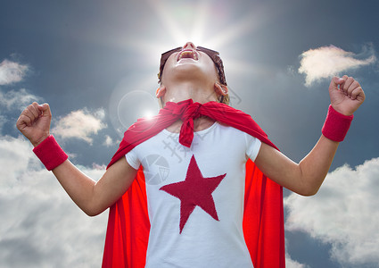 英雄精神穿着超级英雄服装的小子 在背景中对着天空尖叫背景