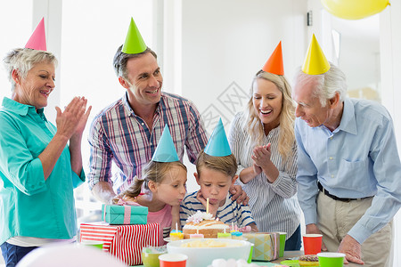 多代人快乐家庭庆祝生日节日的庆祝活动盘子住所女孩爷爷孙女闲暇男生蜡烛祖父孩子背景图片