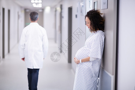 站在走廊的孕妇站着指导医务室病号医院卷发保健医疗孕妇装男性情况背景图片