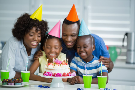 家庭在家中庆祝生日晚会惊喜儿子客厅父亲公寓男人蜡烛果汁房子孩子背景