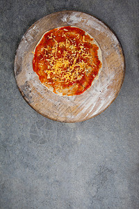 披萨面团加番茄酱加奶酪浇头现实美食亲热活动木头蔬菜亲密感育肥活力背景图片