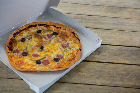 意大利披萨在开箱盒里卖意大利比萨小吃盒子美食香肠胡须草本植物辣椒活力专注美食家背景图片