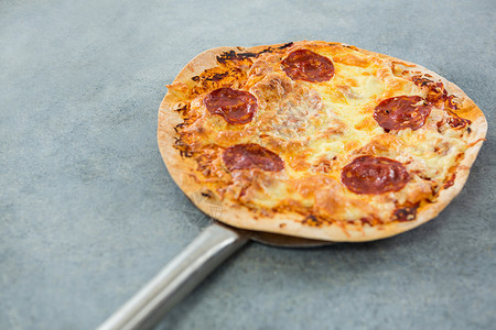 意大利披萨 放在一块地盘上的意大利披萨辣椒浇头香肠美食生活配售现实小吃美食家营养背景图片