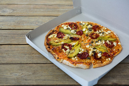 意大利披萨在开箱盒里卖意大利比萨香肠营养盒子胡须现实育肥浇头草本植物辣椒生活背景图片