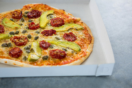 意大利披萨在开箱盒里卖意大利比萨生活现实蔬菜辣椒营养胡须沟通专注活力美食家背景图片