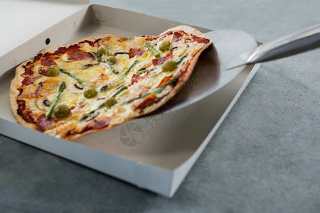 披萨被放在盒子里生活盘子现实专注胡须蔬菜小吃育肥活力浇头背景图片