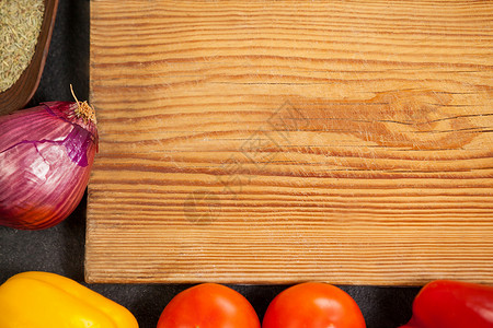 配有成分的木质托盘红色洋葱菜板迷迭香辣椒木板香料粉末草本植物味道背景图片