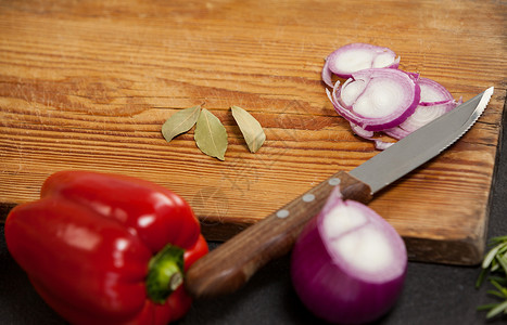 配有成分的木质托盘营养洋葱迷迭香边缘菜板烹饪草本植物美食香草金属背景图片