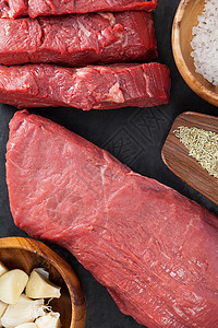 牛肉牛排 盐以及黑板板上的香料营养木头红肉岩石美食牛肉味道生肉烹饪食谱背景图片