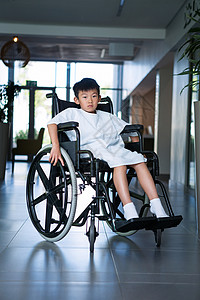 残疾男病人在医院走廊轮轮椅上男生思维病号医务室咨询医疗功能辅助医学大堂背景图片