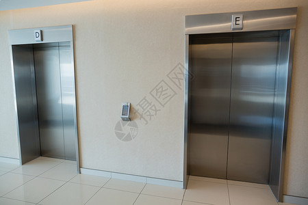办公大楼前厅两扇电梯门高清图片