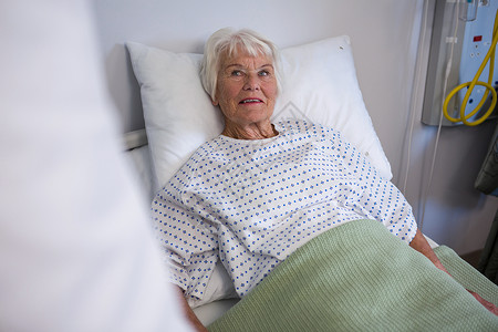 高级病人躺在床上退休女士治疗病号保健男人工作诊所药物治疗友谊背景图片