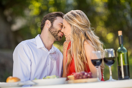幸福的情侣靠过来接吻亲密感感情酒精晴天食品餐厅女性微笑男人男性背景