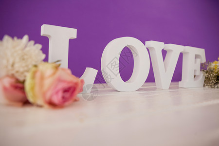 花朵 有字母表 形成爱在桌上愿望花瓣紫色香味闲暇耐力沟通娱乐问候语餐巾背景图片